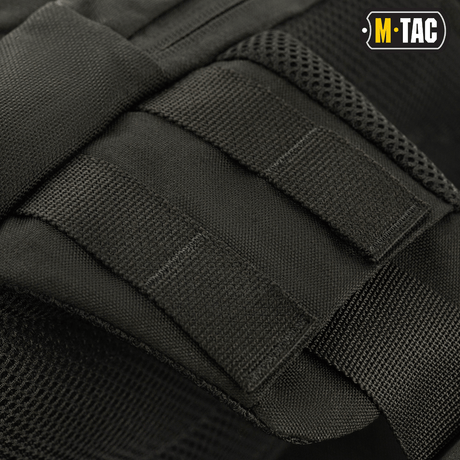 Yksityiskohtia M-Tac Buckler Taske Elite -laukusta MOLLE-järjestelmällä lisävarusteille ja kestävällä Cordura 500D -materiaalilla.