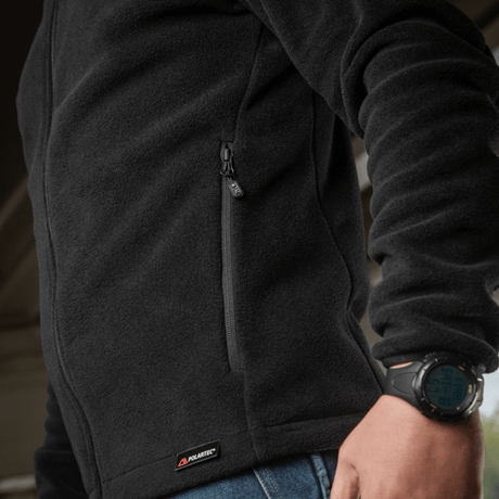 M-Tac Nord Polartec Fleecejakke i sort farve, viser fleece-materialets kvalitet og jakke-design med lynlåsdetalje, perfekt til sport og hverdag.