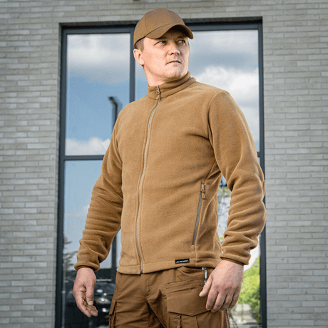 Mand iført M-Tac Nord Polartec Fleecejakke i beige, perfekt til hverdag og sport, udendørsbillede med moderne baggrund