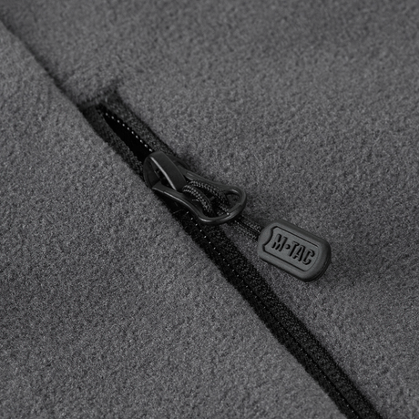 Nærbillede af lynlåsdetalje på M-Tac Nord Polartec Fleecejakke, fremstillet af premium Polartec® 200 Series fleece.