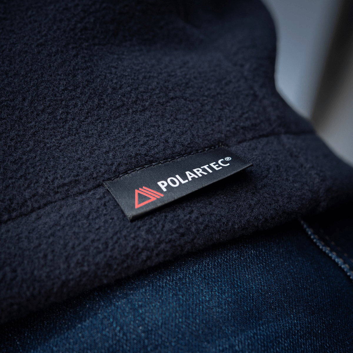 M-Tac Nord Polartec Fleecejakke med Polartec® 200 Series fleece label, nærbillede af stoffet og mærket for premium kvalitet.