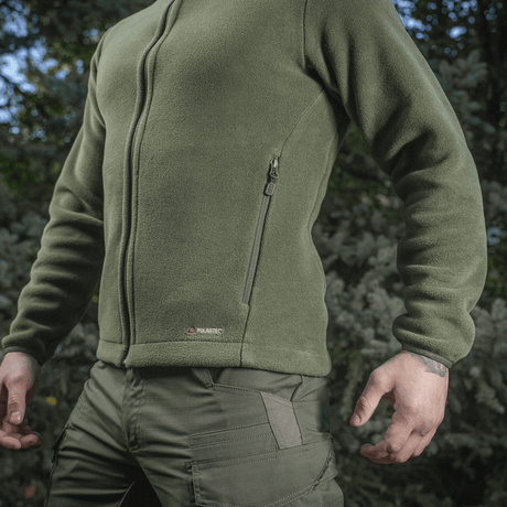 M-Tac Nord Polartec Fleecejakke i grøn udendørs omgivelser, fremstillet af premium Polartec 200 Series fleece for stil og isolering