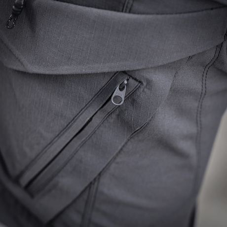 Nærbillede af M-Tac Aggressor Summer Flex Shorts med lynlåslomme og Flex Rip-Stop stof til taktisk anvendelse og komfort.