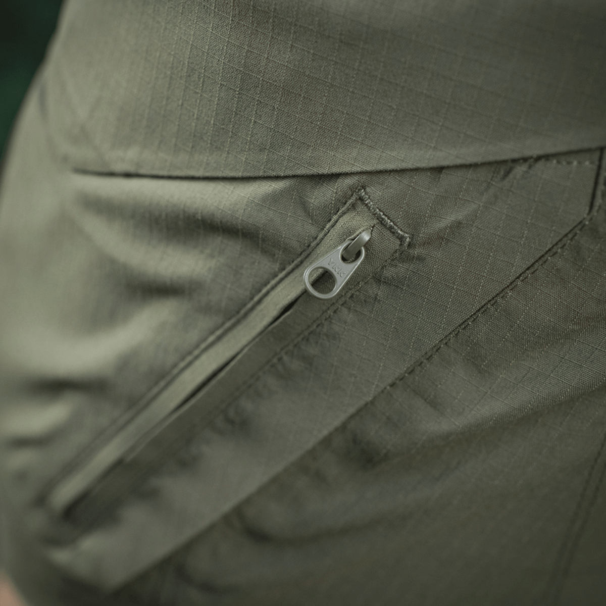 Nærbillede af M-Tac Aggressor Summer Flex Shorts med lynlås på praktisk lomme. Fokusord: M-Tac Aggressor Summer Flex Shorts