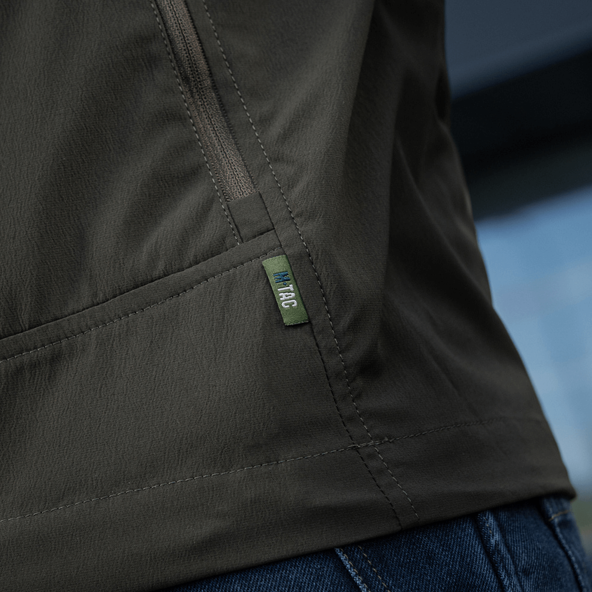 Nærbillede af M-Tac Flash Jakke i let og alsidigt design, ideel til vandreture og aktiv hverdag, med fokus på detaljerne.