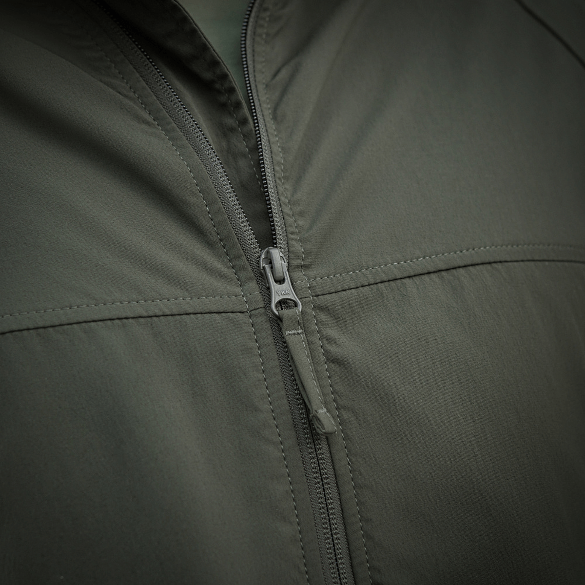 M-Tac Flash Jakke i mørkegrøn med lynlåslukning, velegnet til vandreture og sport. Let og kompakt design uden velcrofelter på ærmerne.