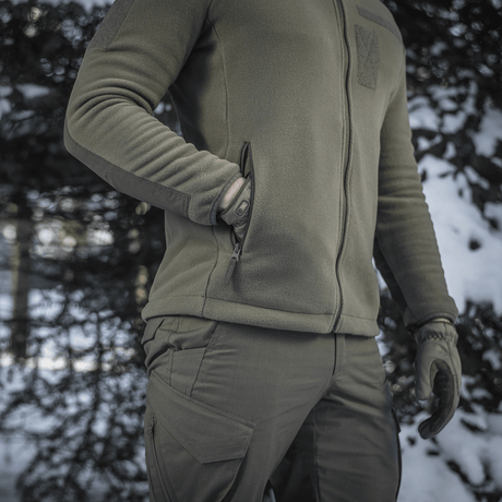 M-Tac Combat Fleece Jakke i olivengrøn med Himates fleece og NIJ-certificeret beskyttelse, gallery position 1, tæt på lynlås og lomme