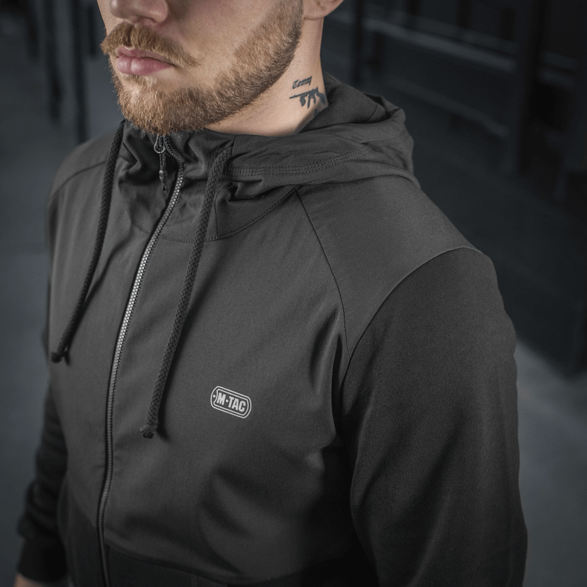 Mand iført M-Tac Pilgrim Bomberjakke, stilfuld og praktisk jakke til sport og hverdag med hætte og lynlåsdetaljer.