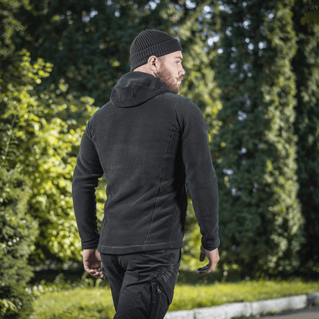 M-Tac Sprint Fleece Sweatshirt Polartec, stilren hættetrøje i fleece for komfort og varme, set bagfra i udendørs miljø