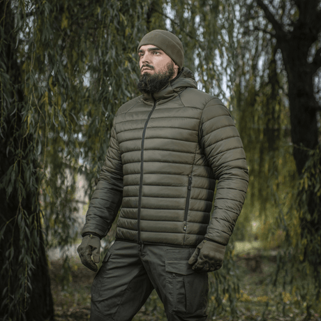 Mand iført M-Tac Stalker Gen.III Jakke i skovmiljø, stilfuld og varm med G-LOFT isolering, velegnet til vinter og overgangssæsonen