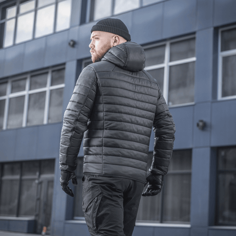 M-Tac Stalker Gen.III Jakke i moderne design, perfekt til overgangssæsonen, set bagfra med hætte og høj krave, komfortabel til -15°C.