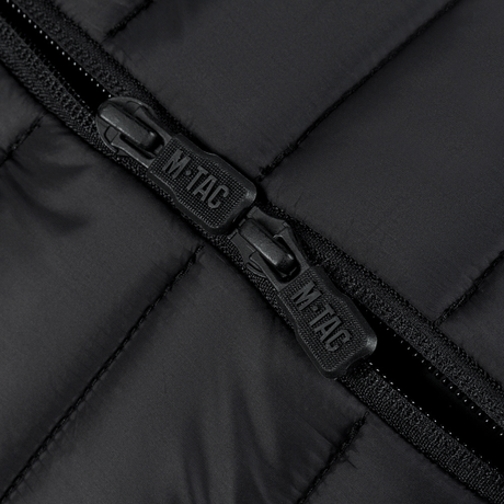 M-Tac Stalker Gen.III Jakke detalje med YKK lynlåse, sort jakke, holdbar og stilfuld design, optimal til overgangssæsonen.