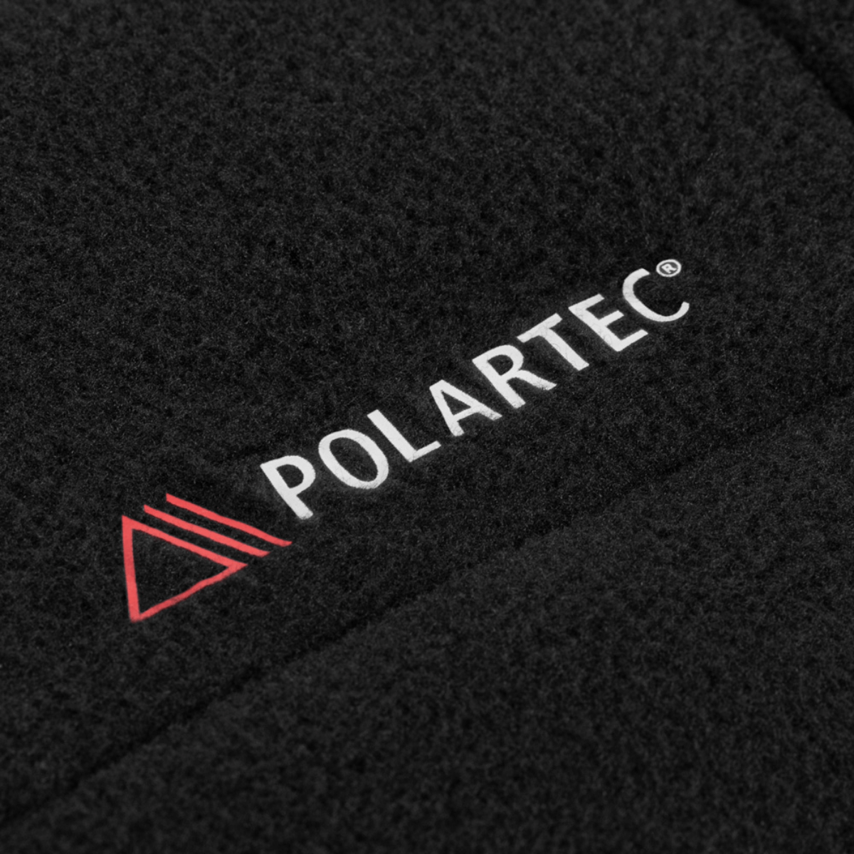 Sort Polartec-materiale brugt i M-Tac Combat Fleece Polartec Jakke, viser mærkets logo for kvalitet og funktionalitet.