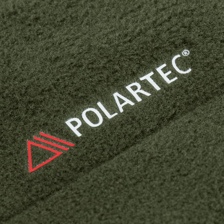 M-Tac Combat Fleece Polartec Jakke med Polartec-logo på olivengrønt stof. Varm og slidstærk til taktisk og casual brug, lavet af polyester.
