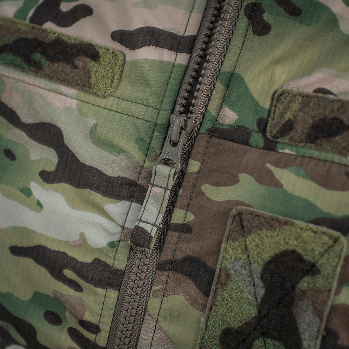 Detaljeret nærbillede af lynlås og stof på M-Tac Alpha Gen.IV Pro Primaloft Vinterjakke i original Multicam print.