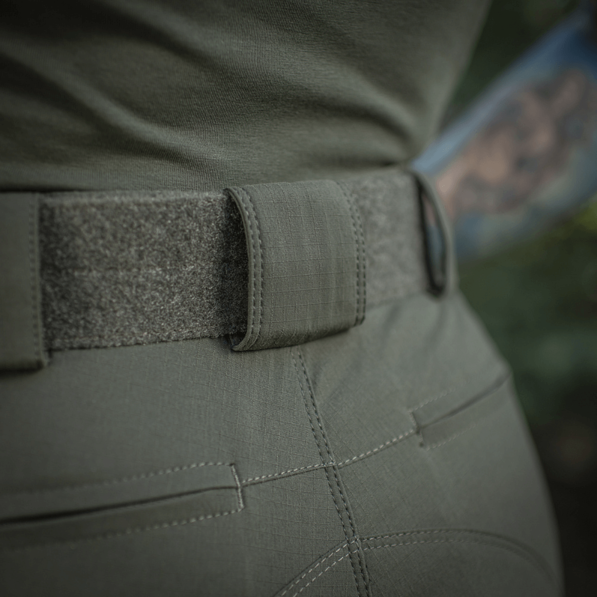 Nærbillede af M-Tac Bukser Aggressor Summer Flex Dame med elastisk taljebånd og Rip-Stop stof for optimal komfort og funktionalitet.