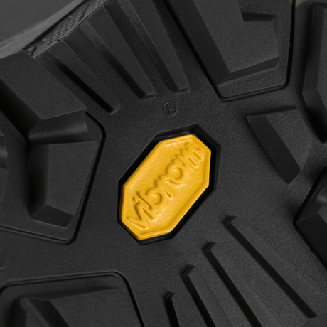 Yksityiskohta Vibram-pohjasta M-Tac Taktiske Demi-Season Støvler Pro Line -kengissä optimaalista pitoa ja kestävyyttä varten.