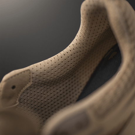 Nærbillede af åndbar mesh på M-Tac Tactical Sneakers IVA med forstærket tå og hæl for ekstra holdbarhed.