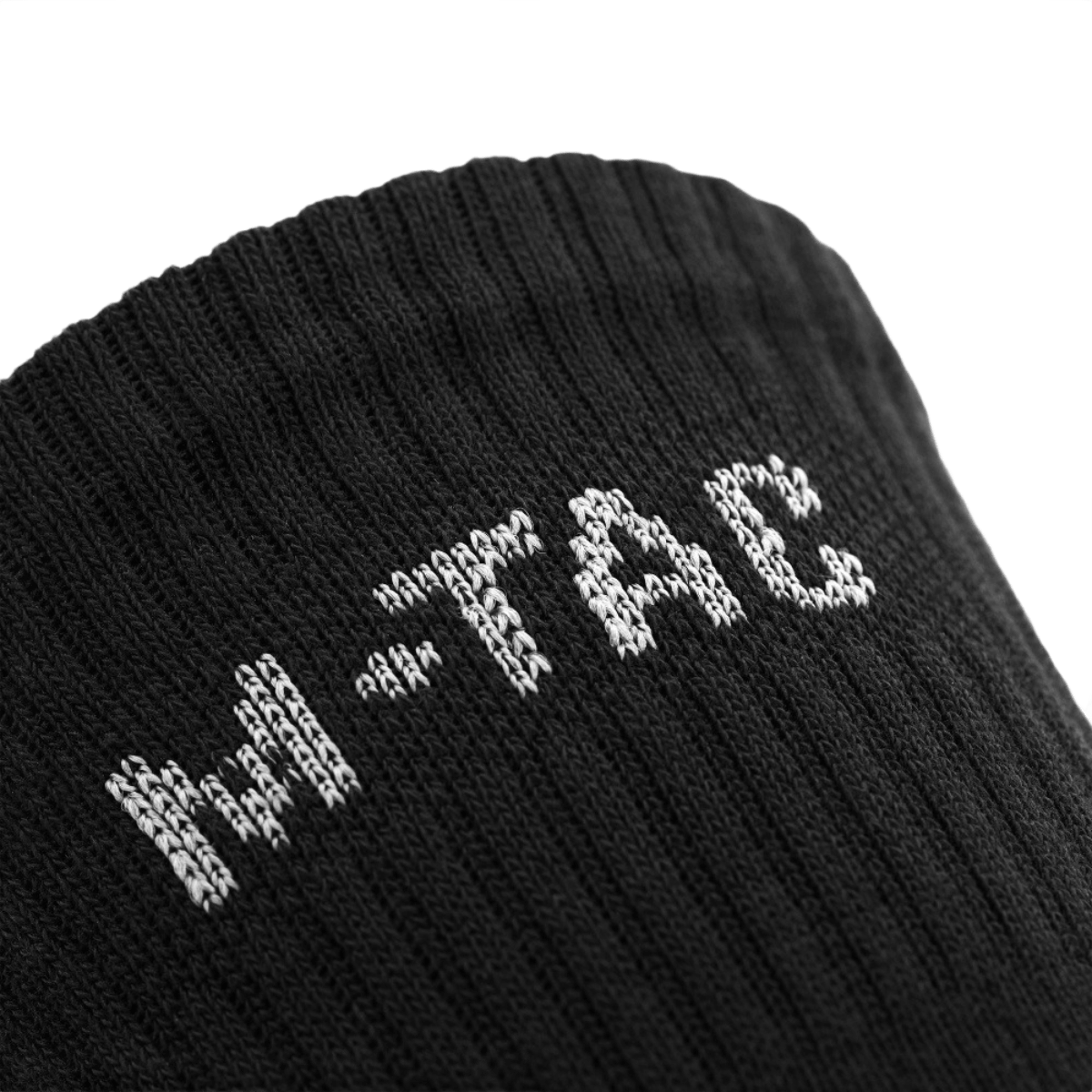 Nærbillede af M-Tac Høje Sokker Mk.2 med logo, designet til støtte og komfort under trekking.