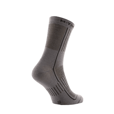 M-Tac Letvægtssokker Mk.3 i grå farve med ergonomisk design og åndbare materialer, ideelle til trekking og daglig brug.
