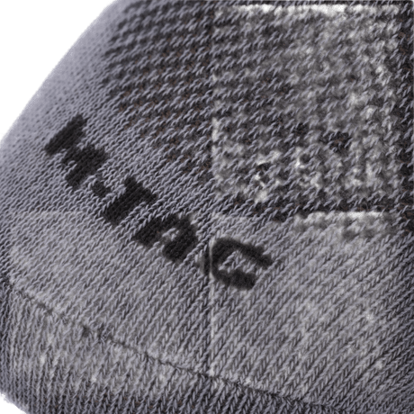 Nærbillede af M-Tac Let Sportsokker i åndbart materiale, ideel til løb og udendørsaktiviteter, med ergonomisk design og tætsiddende elastisk kant.