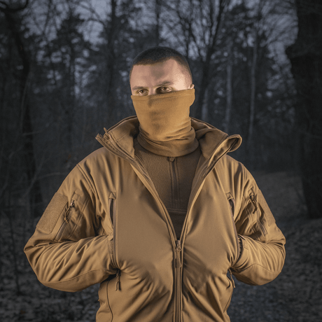Person iført M-Tac Tube Scarf Polartec som ansigtsmaske i skovmiljø.