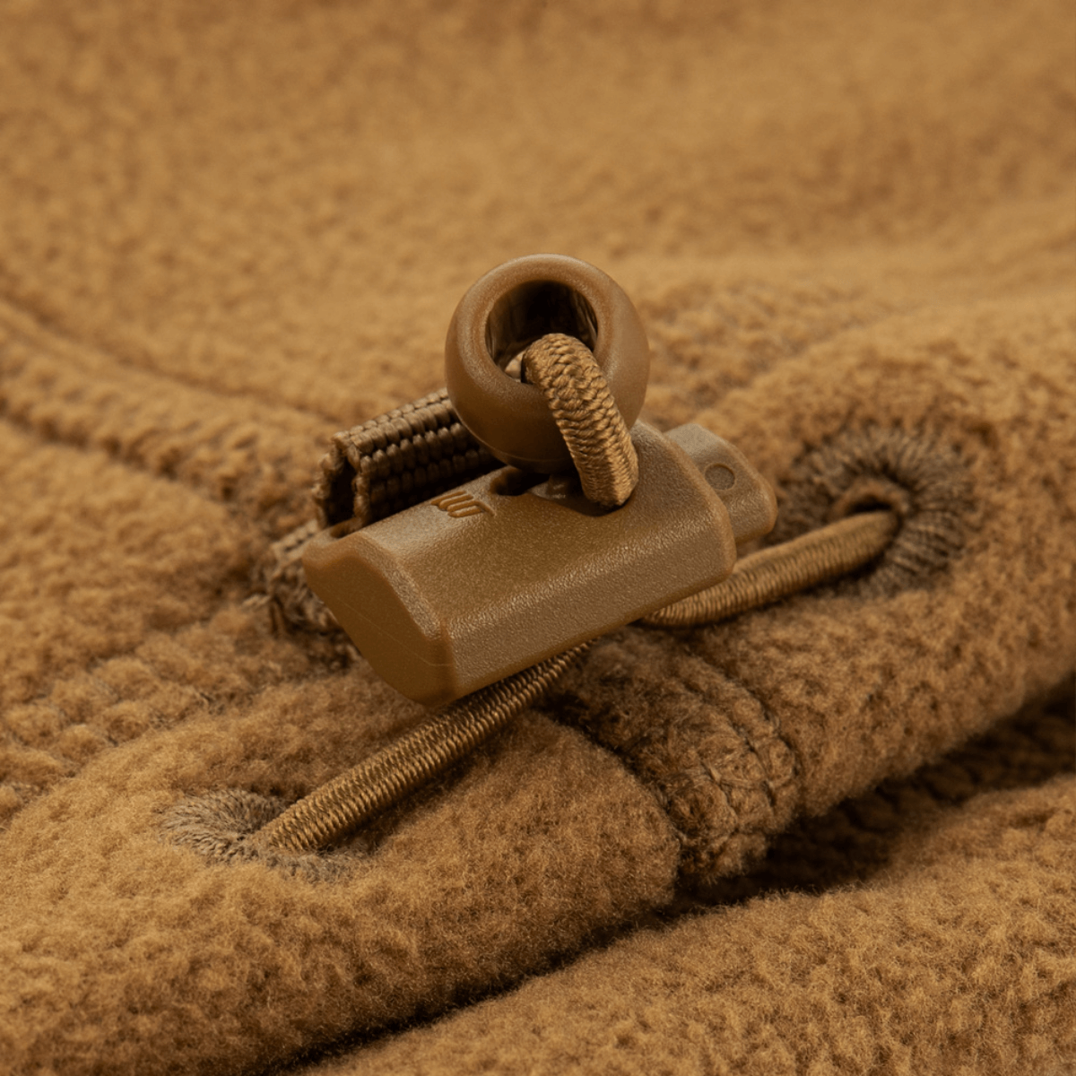 Nærbillede af M-Tac Anatomisk Snood Justerbar Elite Fleece (320 g/m²) med brun snøre og anti-pilling fleece materiale.