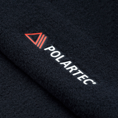 Nærbillede af Polartec-logoet på M-Tac Fleece Watch Cap Light Polartec hue i sort Micro Series fleece.