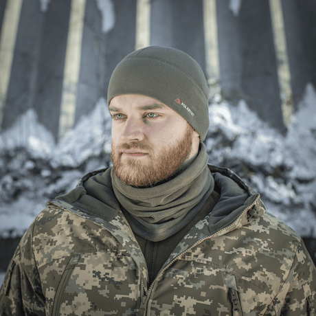Mand iført M-Tac Fleece Watch Cap Light Polartec vinterhue i sneklædt landskab