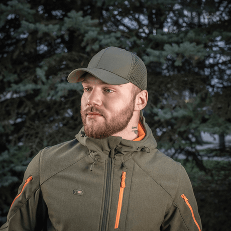 M-Tac Mesh Flex Ripstop Baseball Cap i grøn bæres af person i militær lignende jakke i skovområde