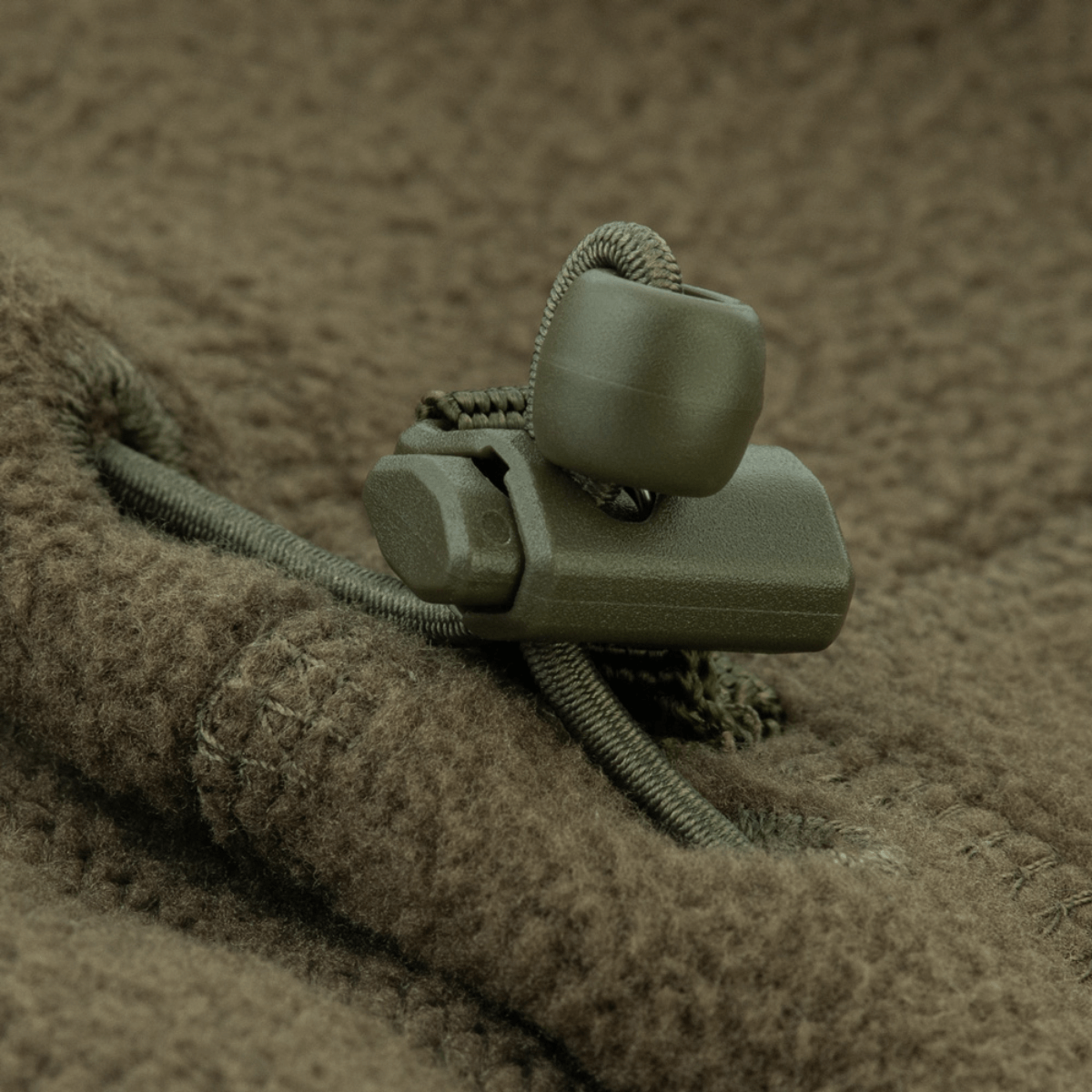 Detalje af M-Tac Snood Elite Kort Justerbar Fleece med justerbar snor og fleece materiale.