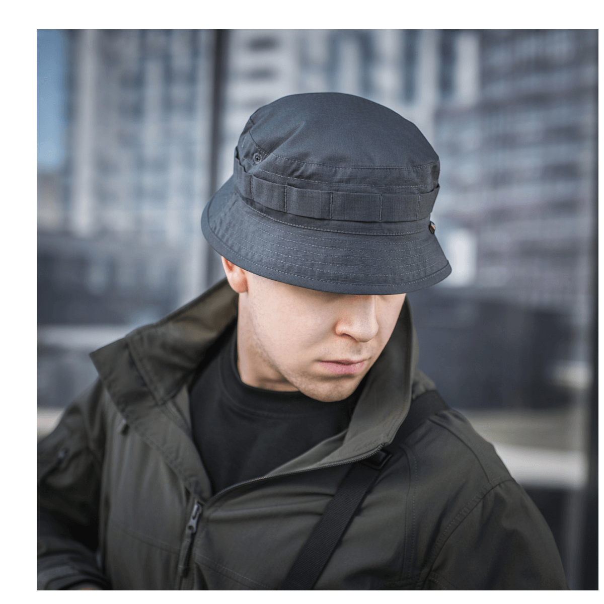 Mand iført M-Tac Panamahat Gen. II Flex Rip-Stop i bymiljø, komfortabel til hverdagsbrug, lavet af slidstærkt rip-stop stof.