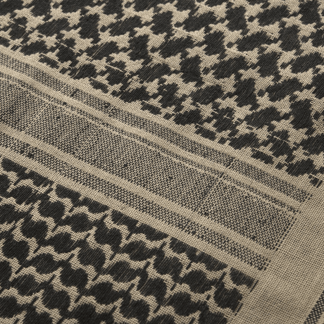 Nærbillede af M-Tac Shemagh Tørklæde i klassisk arabisk kufia-design, 100% bomuld, størrelse 110x110 cm, til beskyttelse mod sol, sand, vind.