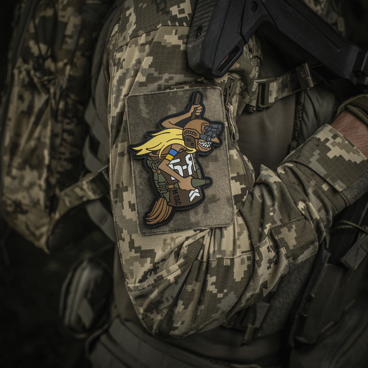 M‑Tac Patch Baba-Yaga Vertical på camouflagejakke, inspireret af ukrainske UAV-operatører, viser Baba Yaga med natkikkert og granater.