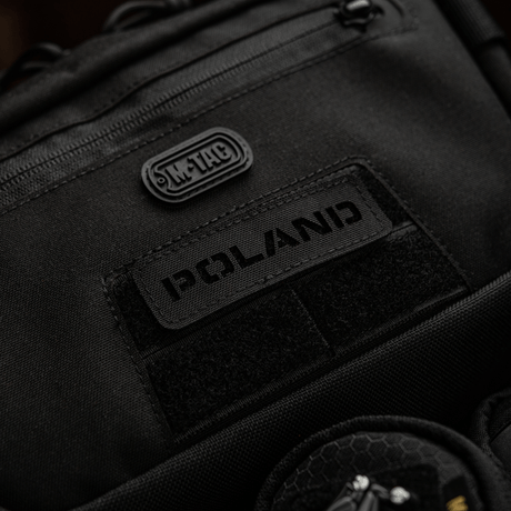 M‑Tac Patch Poland End-to-End 25x80 -tarra laserkaiverretulla tekstillä, valmistettu Cordura 500D -materiaalista. Kiinnitetään tarralla.