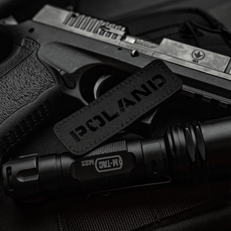 M‑Tac Patch Poland End-to-End 25x80 Cordura 500D:ssä tarrakiinnityksellä ja Laser Cut -kuvioinnilla, näytettynä yhdessä mustan varusteen kanssa.