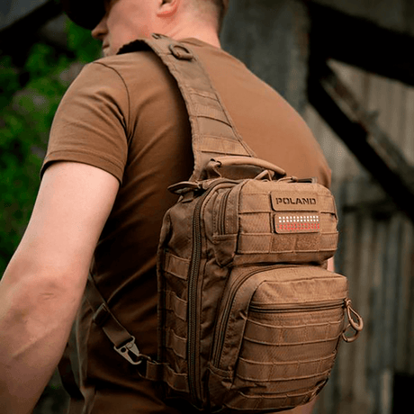 Mies repun kanssa, jossa M‑Tac Patch Poland End-to-End 25x80 kestävässä Cordura-materiaalissa, kiinnitetty tarralla.