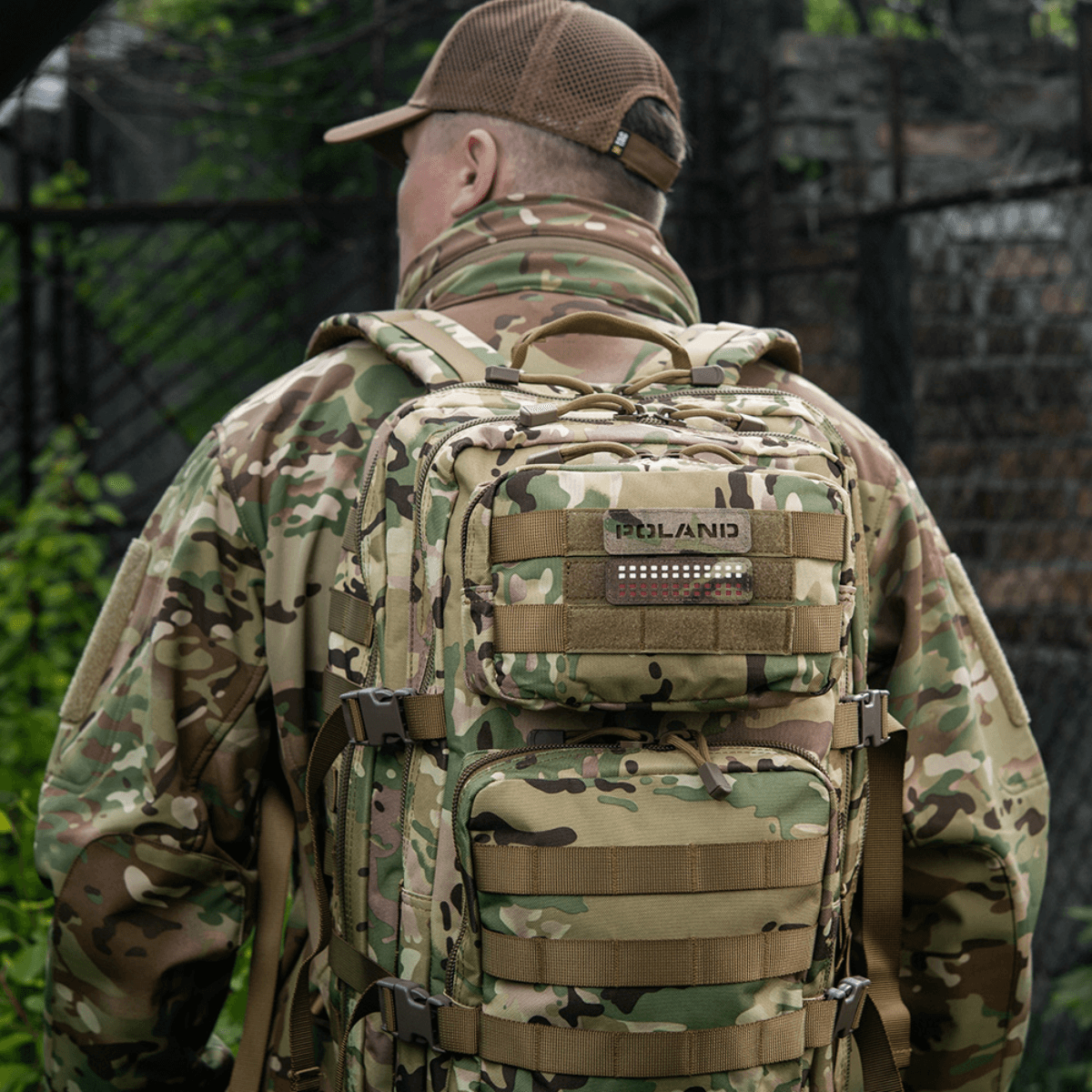 M‑Tac Patch Poland End-to-End 25x80 på camouflage rygsæk, holdbar Cordura 500D med velcro fastgørelse.