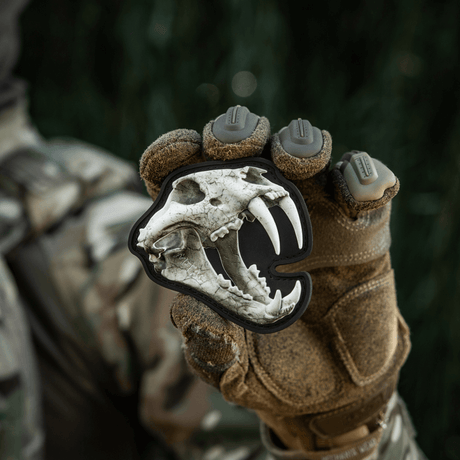 M‑Tac Patch Old Tiger 3D-tigerikraniumilla, sotilaan pitämä maastopuvussa, symboloi rohkeutta ja kokemusta, PVC velcro-kiinnityksellä.