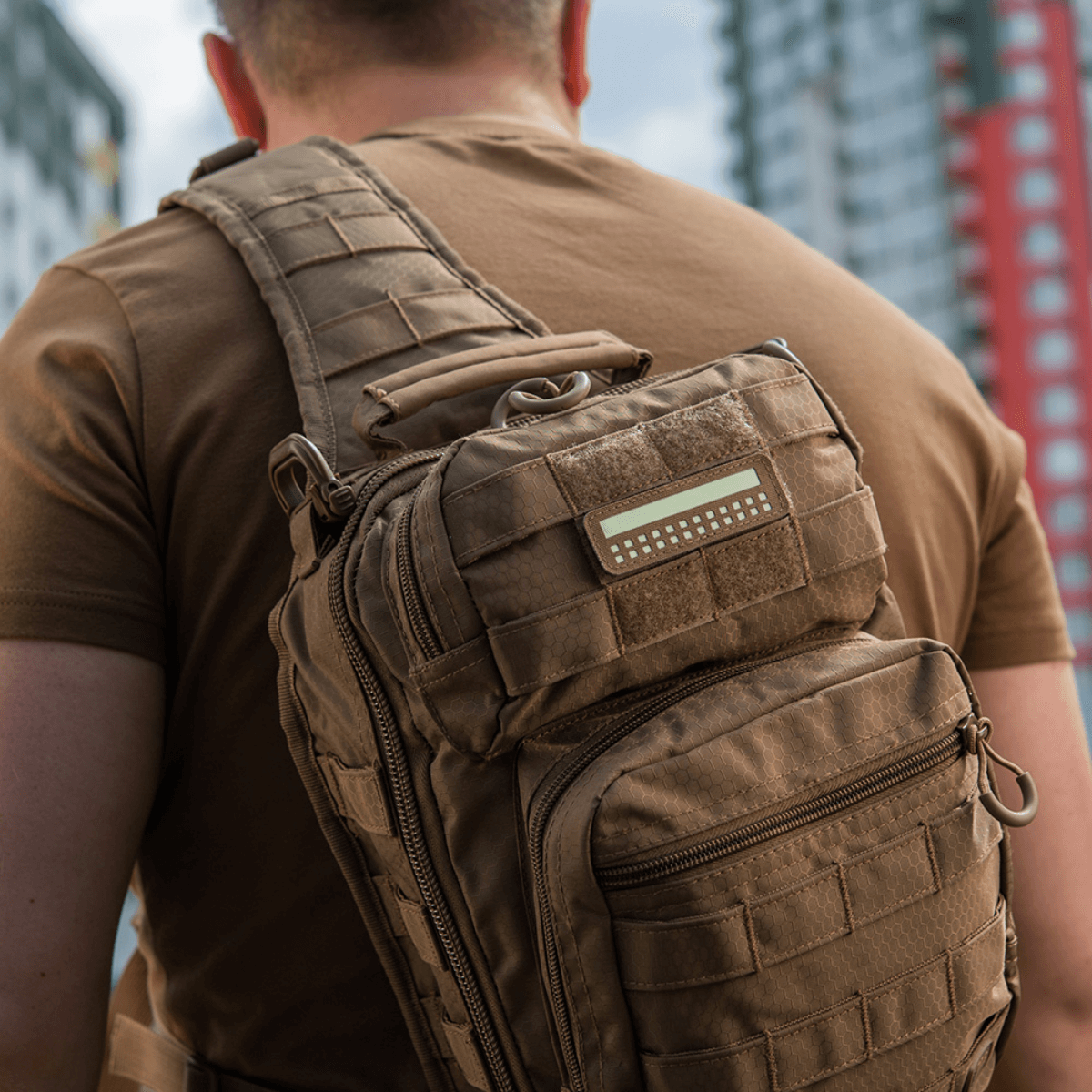 M-Tac Patch Flag 25x80 Mini Squares på taktikrygsæk, robust Cordura 500D, ideal til tøj og udstyr, monteret med velcro i urbane omgivelser