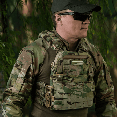 Taktiset varusteet, joissa M-Tac Patch Flag 25x80 Mini Squares kestävässä Cordura 500D:ssä, täydellinen vaatteisiin ja varusteisiin.