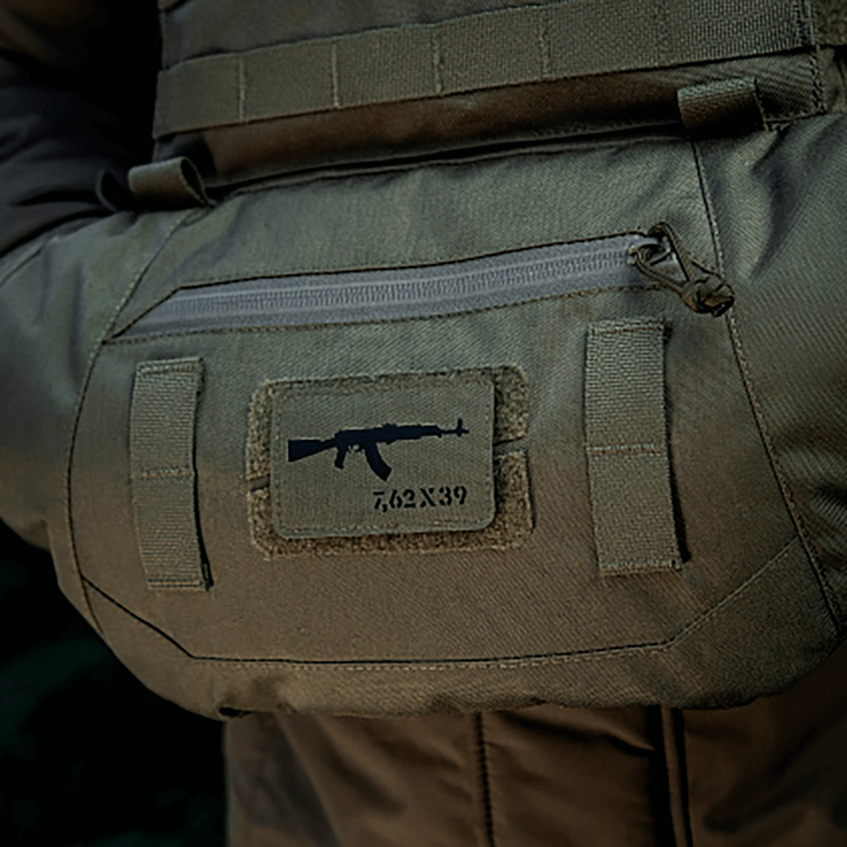 M-Tac AKM 7,62x39 Laser Cut Patch fastgjort på taske med Velcro