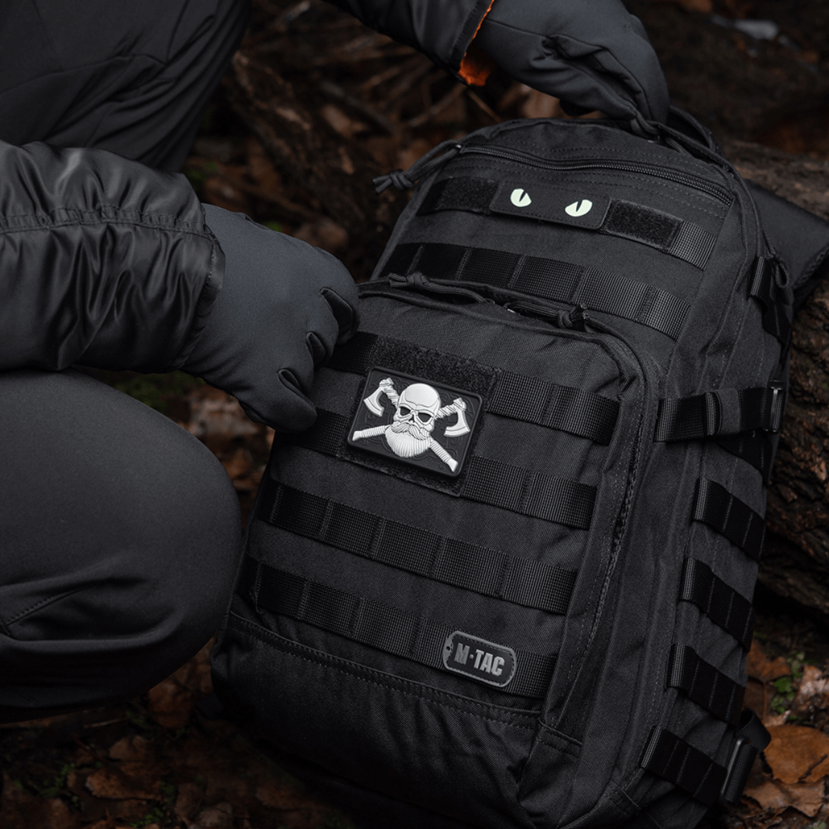 M-Tac Bearded Skull 3D PVC Patch fastgjort til en sort rygsæk med Velcro i en taktisk outdoor-indstilling.