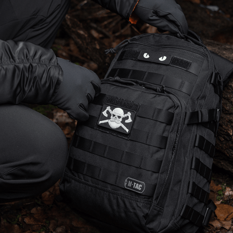M-Tac Bearded Skull 3d PVC-patch kiinnitetty mustaan reppuun Velcrolla taktiseen ulkoilmakäyttöön.