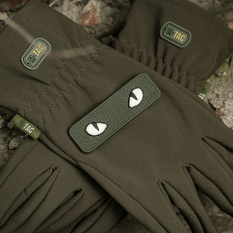 M-Tac Cat Eyes 3D PVC-patch tummanvihreissä käsineissä Velcro-kiinnityksellä, sopii sotilas- ja ulkoilmakäyttöön.