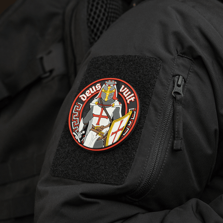 M-Tac Deus Vult 3d PVC-patch kiinnitetty takkiin Velcrolla, sotilaallinen moralisetti ritarikuvalla ja teksti Deus Vult, 80mm läpimitta