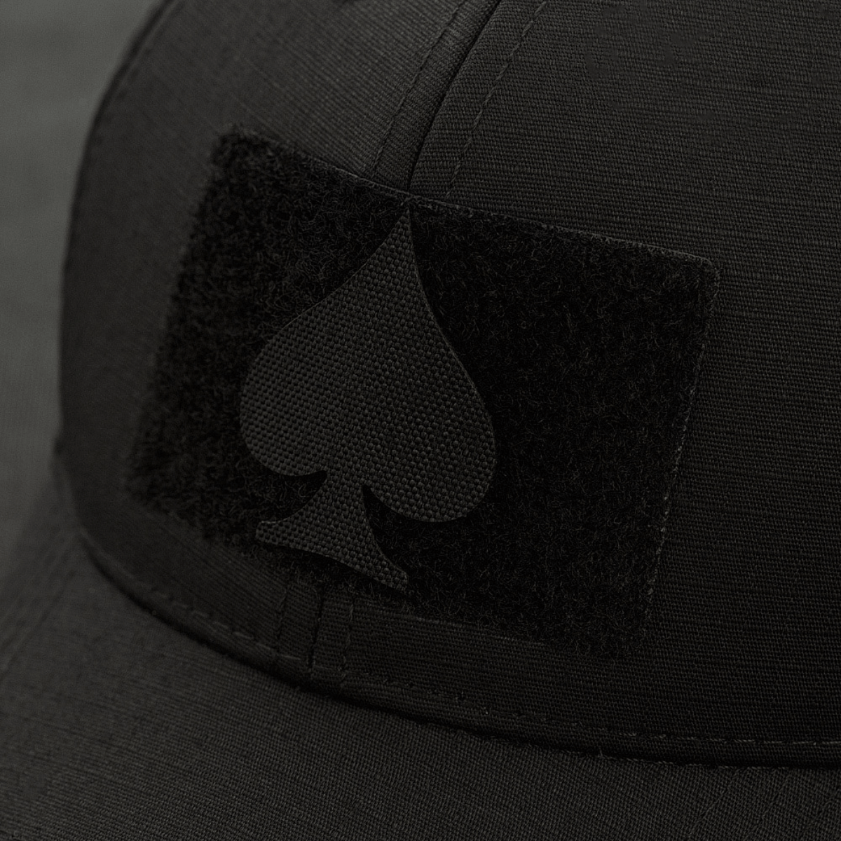 M‑Tac Patch Spades Laser Cut fastgjort på sort casket. Taktisk patch med laserudskåret "Ace of Spades"-symbol. Perfekt til militærbrug.