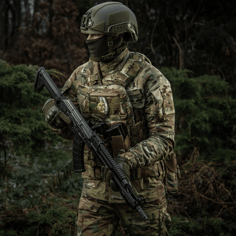 Sotilas maastokuvioasussa M-Tac Patch M67 PVC 3d liivissä, taktinen varustus metsässä m67