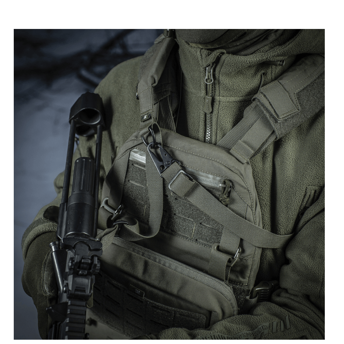 M-Tac Universal Våbenrem anvendt på taktisk vest i militært miljø, designet til komfort og effektivitet med to-punkts fastgørelse.