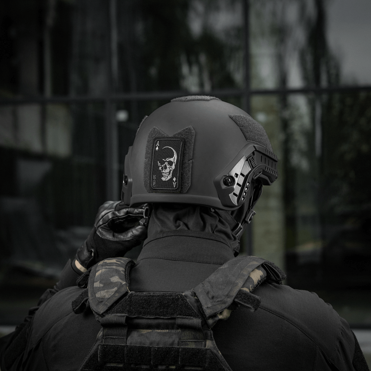 M-Tac Patch Face of War (Broderi) på hjelm med kraniesymbol, inspireret af "card of death" fra Vietnamkrigen, fastgjort med Velcro.